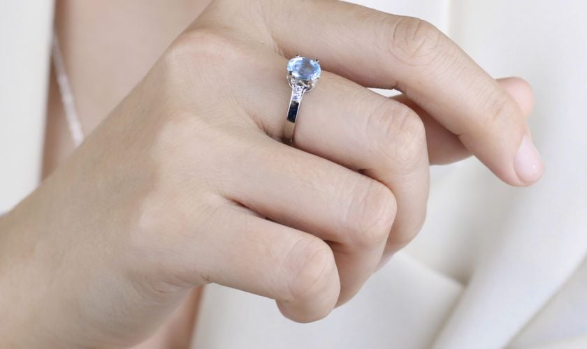 Nhẫn đá Aquamarine chủng tự Om