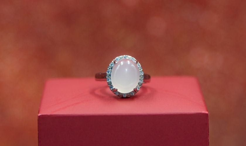 Nhẫn cẩm thạch trắng thời thượng