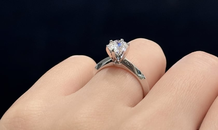 Nhẫn đính hôn trơn là gì