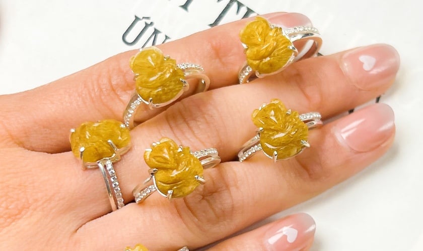 Mẫu nhẫn thạch anh tóc vàng bọc vàng trắng
