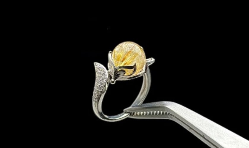 Mẫu nhẫn hồ ly đính đá thạch anh tóc vàng