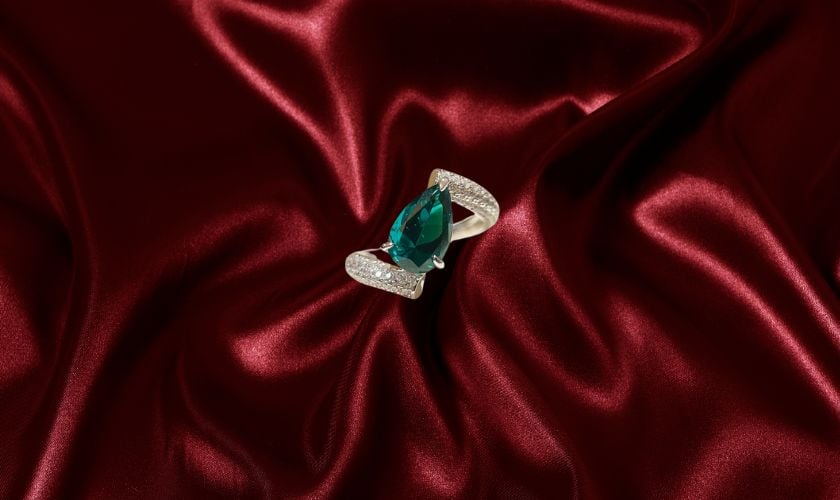 Nhẫn đính đá Emerald ngọc lục bảo mẫu cầu kỳ