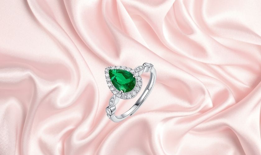 Nhẫn nữ đính đá ngọc lục bảo phủ toàn bộ thân