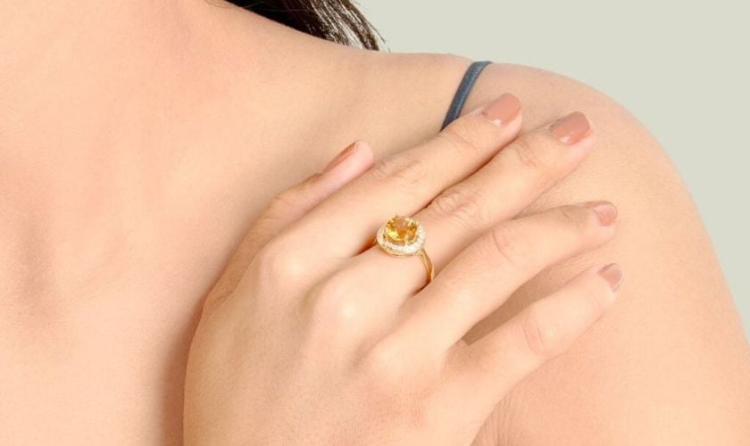 Nữ tuổi Dậu đeo nhẫn ngón nào để hút tài lộc và tình duyên?
