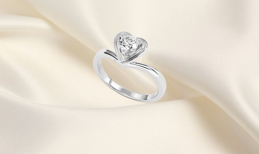 Nhẫn cầu hôn vàng trắng 18K kim cương dáng trái tim