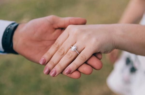 Ý Nghĩa Của Nhẫn Cầu Hôn Kiểu Dáng Royal