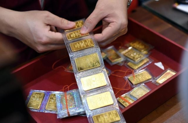 Bạn có thể mua vàng  SJC tại cửa hàng SJC hay một số cửa hàng vàng, bạc đá quý khác