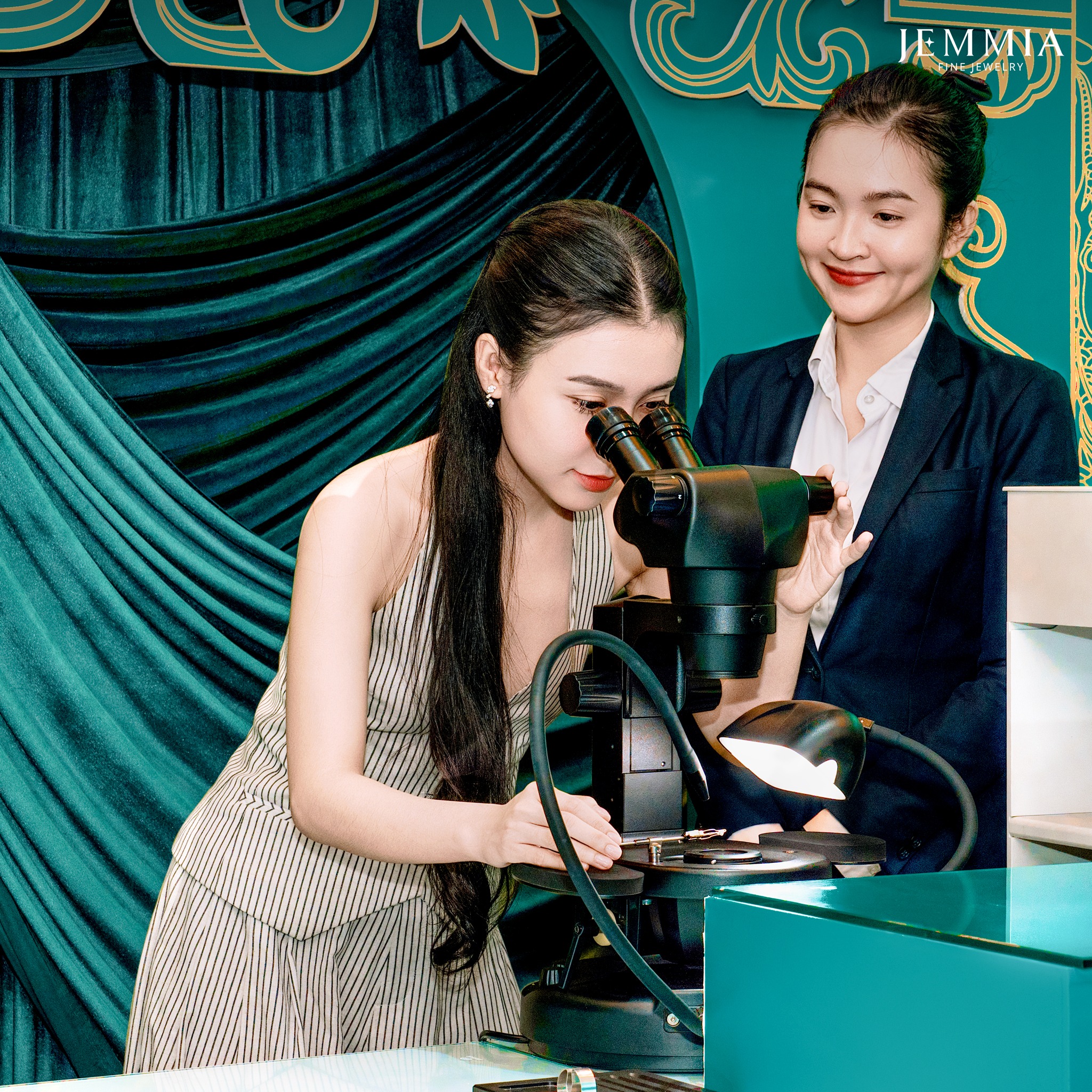 khách hàng được trải nghiệm quy trình kiểm định kim cương chuẩn GIA tại jemmia