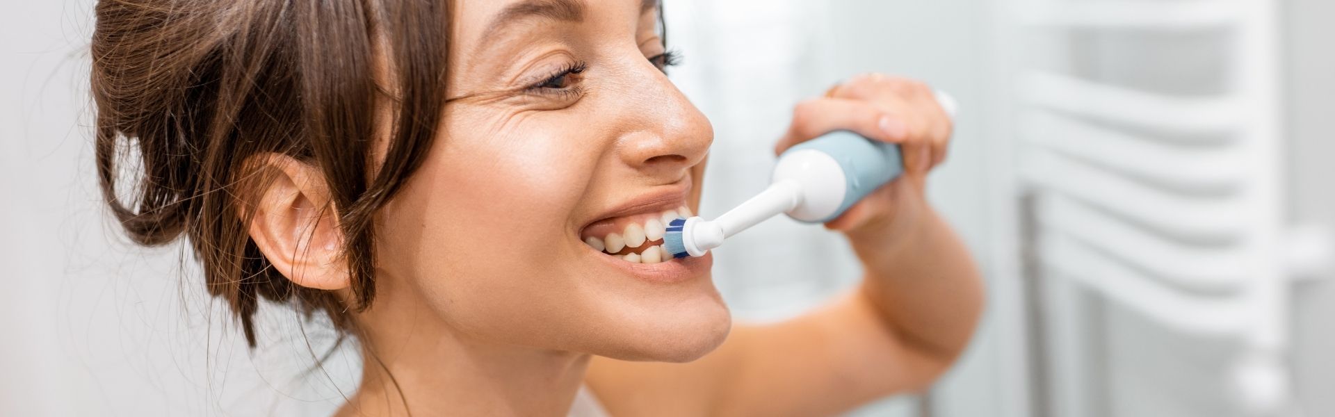 Vì sao cần vệ sinh răng với bàn chải điện thông minh?
