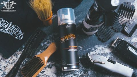 gôm xịt tóc suavecito hair spray ở giữa khung hình