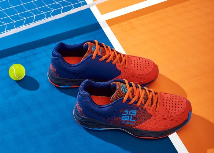 Có cần chọn giày tennis theo bề mặt sân không?