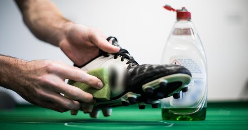 Có nên giặt giày đá bóng không - Lưu ý khi bảo quản giày đá bóng