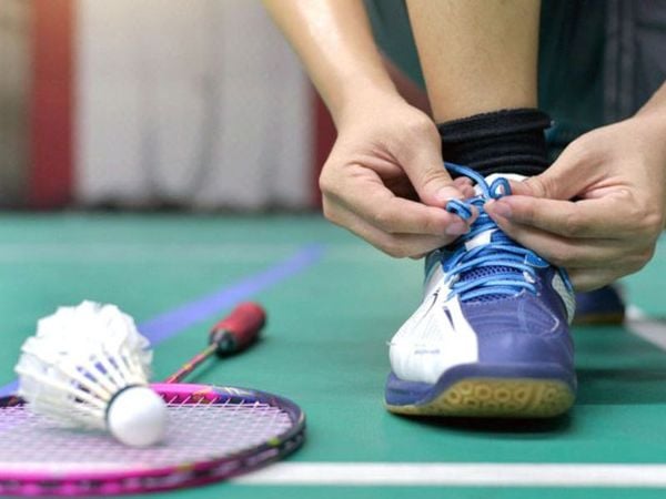 phan-biet-giay-cau-long-giay-tennis