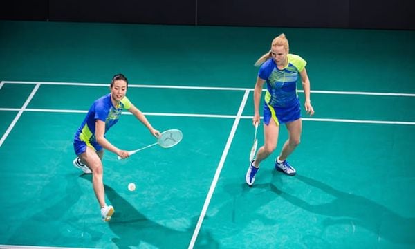 phan-biet-giay-cau-long-giay-tennis