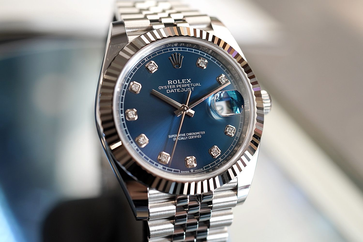 Đồng hồ Rolex Datejust 41mm 126334 mặt số xanh dương chải tia cọc số kim cương