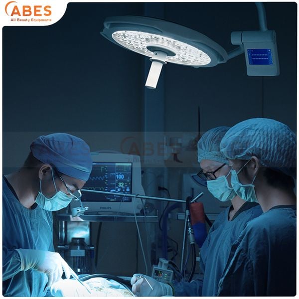 Nhiệt độ cao từ ánh sáng phẫu thuật gây ra một số rủi ro đối với sự an toàn của bệnh nhân và kết quả phẫu thuật.