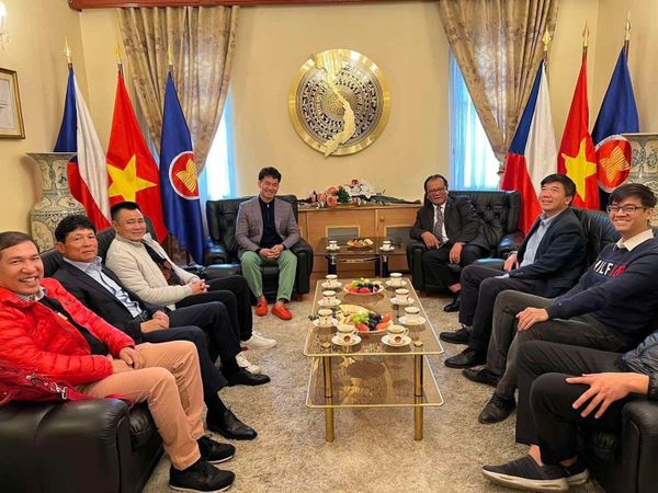 NSND XUÂN BẮC CÓ BUỔI GẶP GỠ NGÀI ĐẠI SỨ QUÁN VÀ GIAO LƯU VỚI KIỀU BÀO CỘNG HÒA SÉC