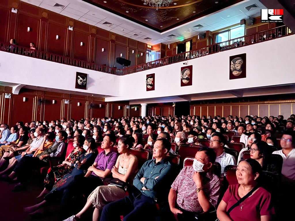 “NHÂN THẾ” CHẬT KÍN RẠP HỒNG HÀ, BÙNG NỔ CẢM XÚC VỚI NGƯỜI HÂM MỘ