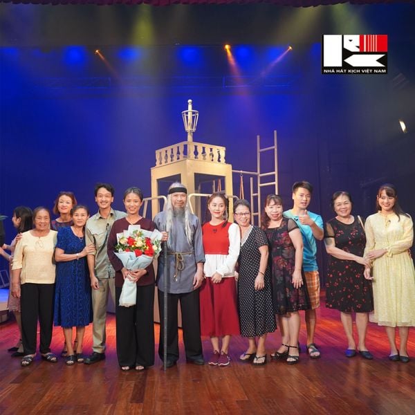 BÙNG NỔ CẢM XÚC VỚI 