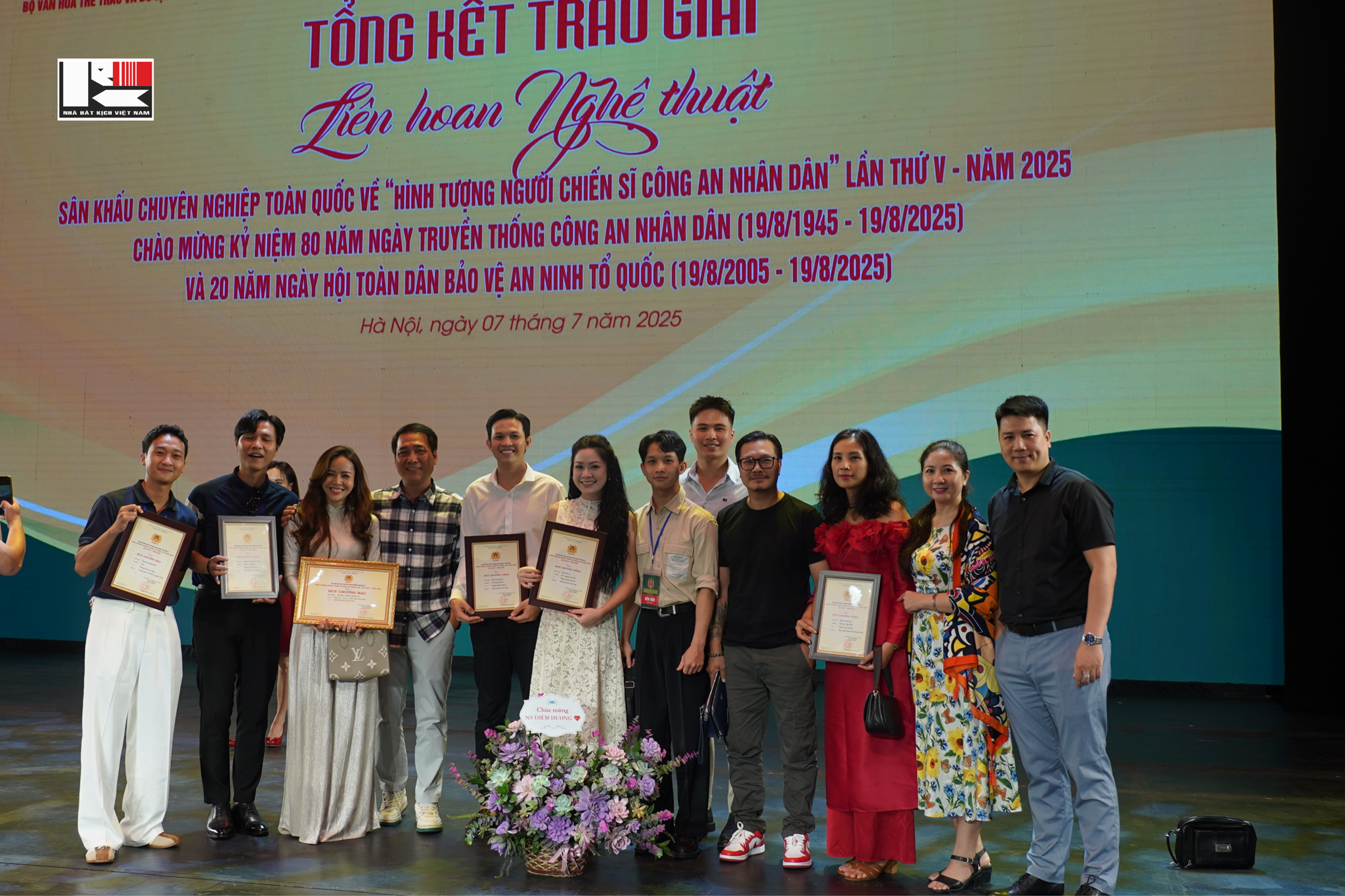 LỄ BẾ MẠC LIÊN HOAN SÂN KHẤU TOÀN QUỐC 2025: TÔN VINH NHỮNG TÁC PHẨM NGHỆ THUẬT VỀ NGƯỜI CHIẾN SĨ CÔNG AN NHÂN DÂN