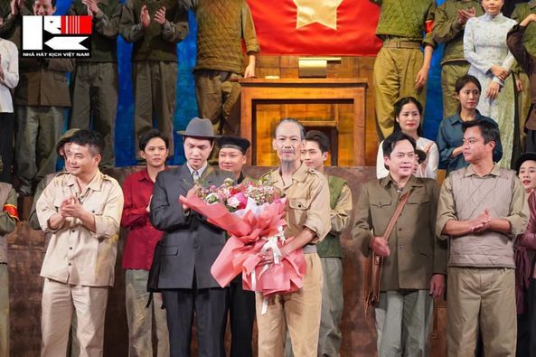 “ĐÊM TRẮNG” QUY TỤ GẦN 100 NGHỆ SĨ TRÊN SÂN KHẤU NHÀ HÁT LỚN HÀ NỘI NGÀY 15/12