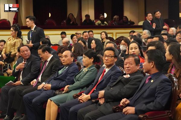 CHỦ TỊCH NƯỚC NGUYỄN XUÂN PHÚC DỰ LỄ KỶ NIỆM 70 NĂM THÀNH LẬP VÀ TRAO HUÂN CHƯƠNG LAO ĐỘNG HẠNG BA CHO NHÀ HÁT KỊCH VIỆT NAM