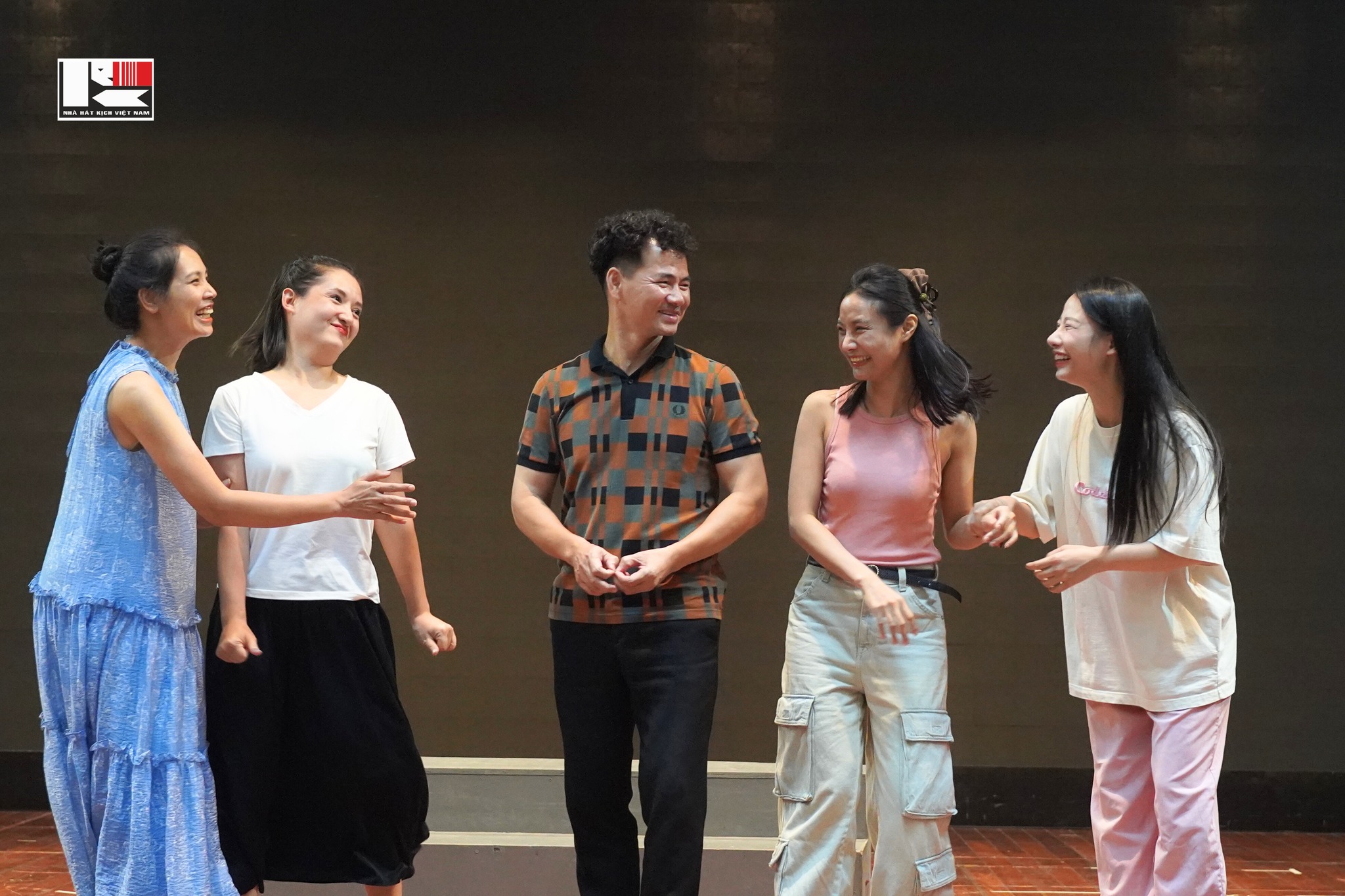 HẬU TRƯỜNG “BỆNH SĨ”: LUYỆN TẬP HẾT CÔNG SUẤT CHUẨN BỊ CHO MỘT SÂN KHẤU BÙNG NỔ