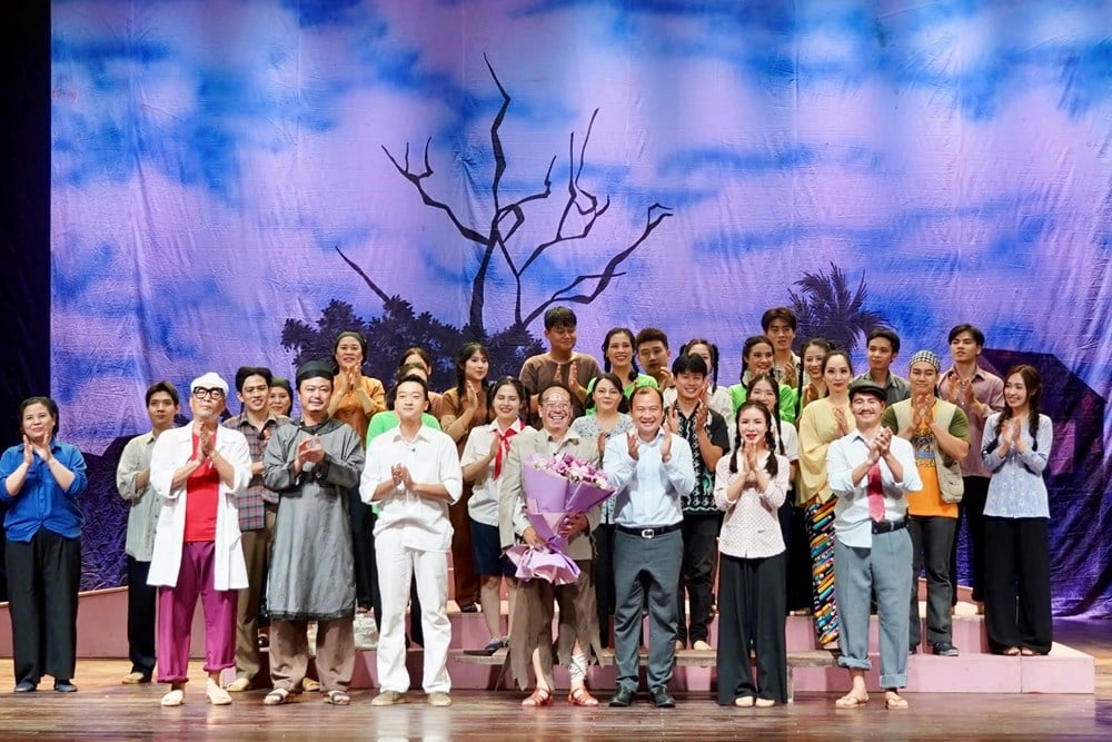 Vở hài kịch “Bệnh sĩ” gây sốt: Cháy vé, khán giả đổ xô đến rạp