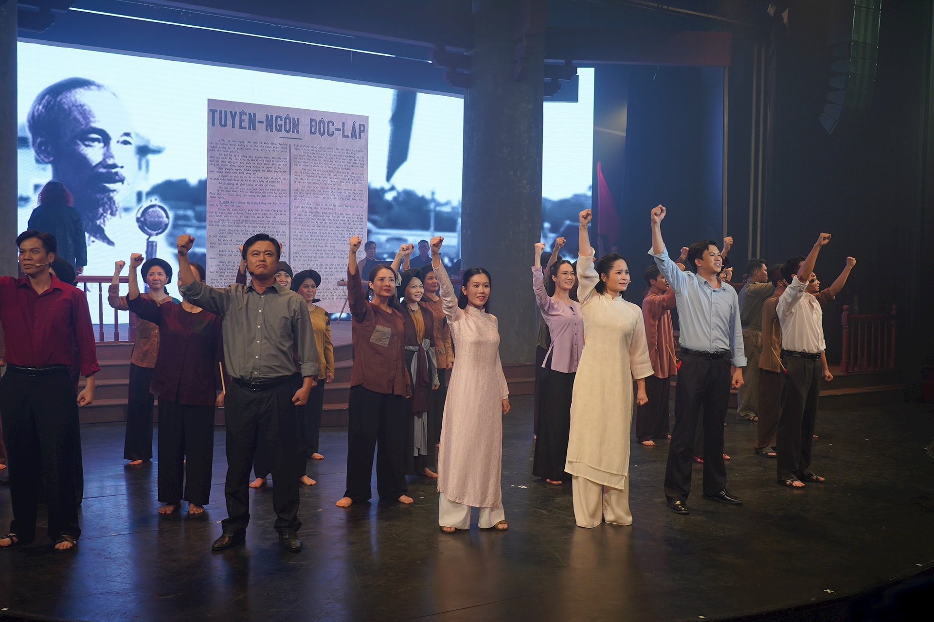 “Café bánh mì” – Nhạc kịch Việt – Hàn tái hiện cuộc cách mạng giải phóng dân tộc