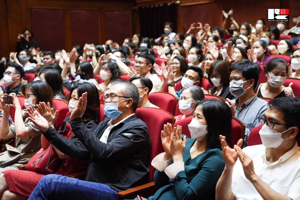 SÂN KHẤU RỤC RỊCH TRỞ LẠI, KHÁN PHÒNG CỦA NHÀ HÁT KỊCH VIỆT NAM CHẬT CỨNG NGƯỜI HÂM MỘ