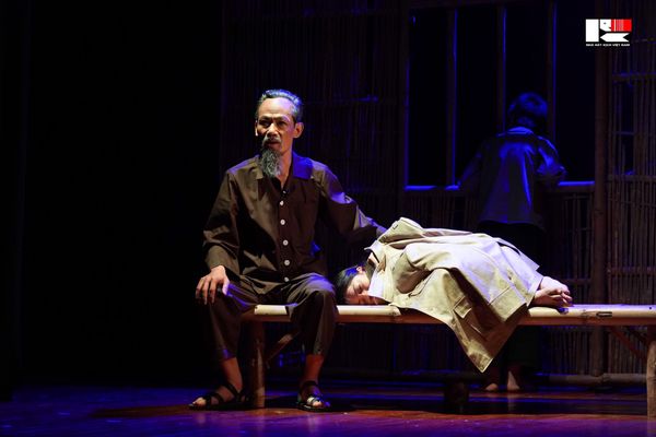 HÌNH TƯỢNG BÁC HỒ TRÊN SÂN KHẤU NHÀ HÁT KỊCH VIỆT NAM