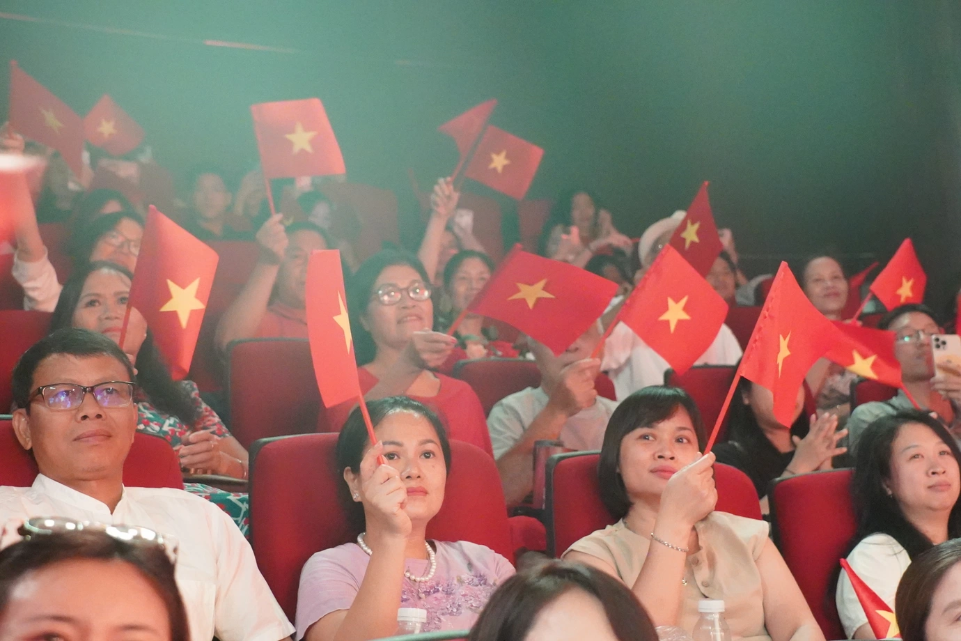 Khán giả vẫy cờ, hát Quốc ca khi xem vở diễn của Nhà hát Kịch Việt Nam