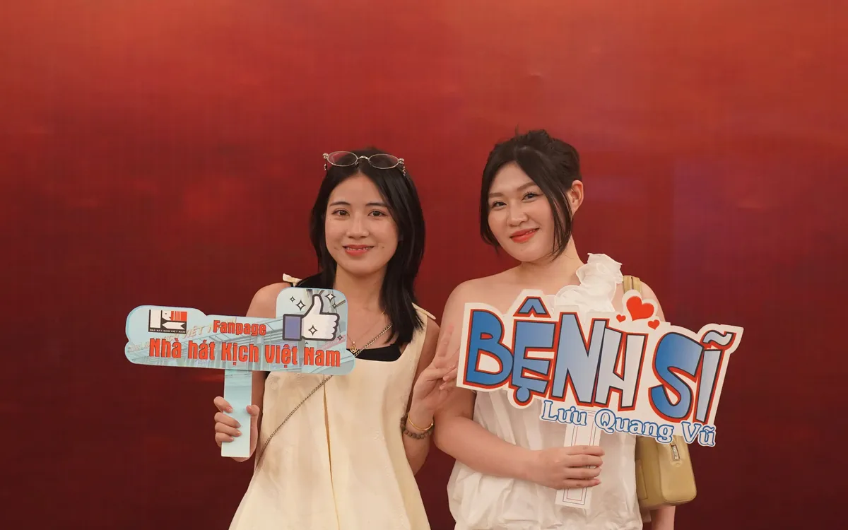 Hai đêm diễn Bệnh sĩ “cháy vé”: Khi sân khấu 