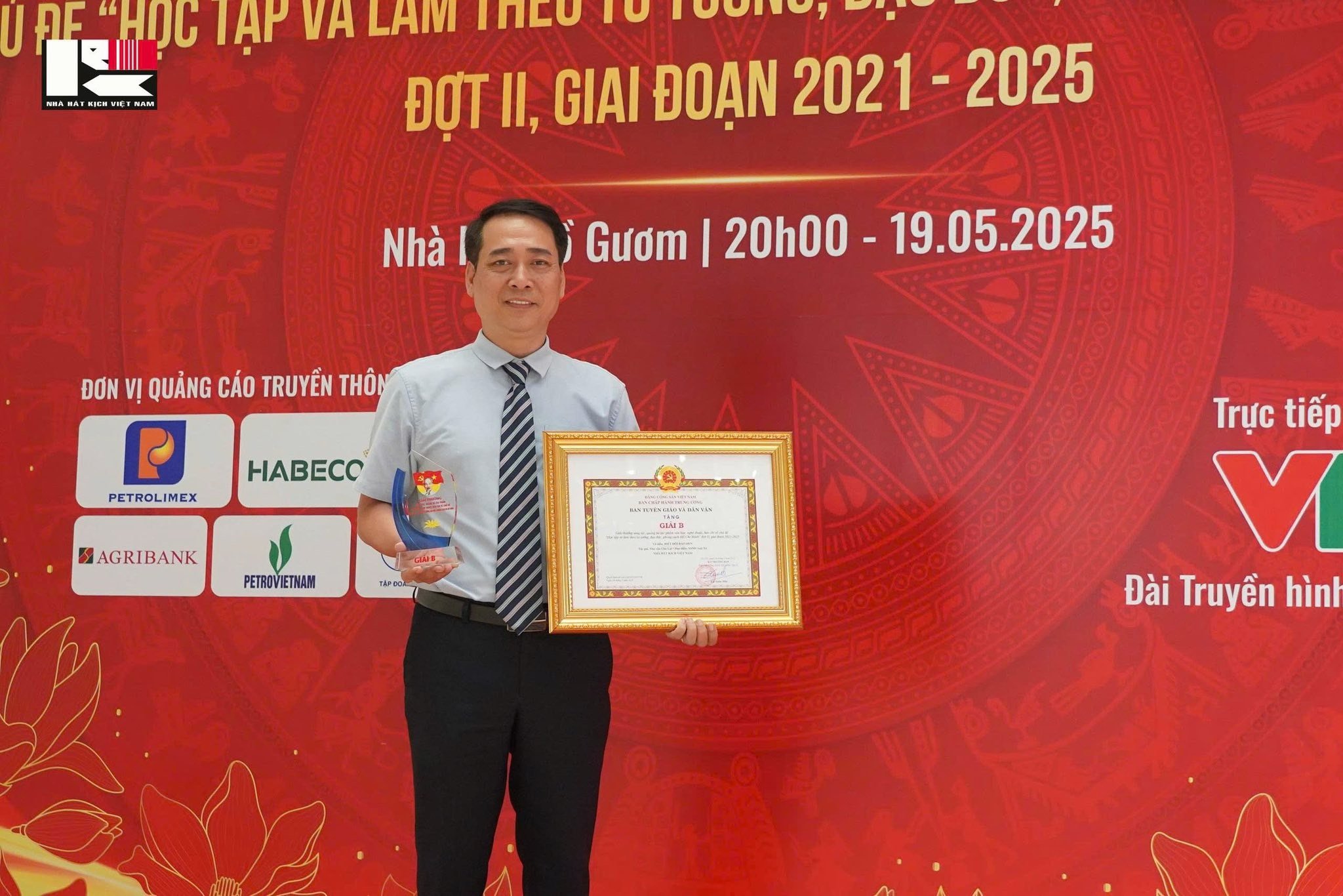 “BIỆT ĐỘI BÁO ĐEN” NHẬN GIẢI TẠI LỄ TRAO GIẢI THƯỞNG SÁNG TÁC, QUẢNG BÁ TÁC PHẨM VĂN HỌC, NGHỆ THUẬT, BÁO CHÍ VỀ CHỦ ĐỀ “HỌC TẬP VÀ LÀM THEO TƯ TƯỞNG, ĐẠO ĐỨC, PHONG CÁCH HỒ CHÍ MINH” (ĐỢT II, GIAI ĐOẠN 2021–2025)