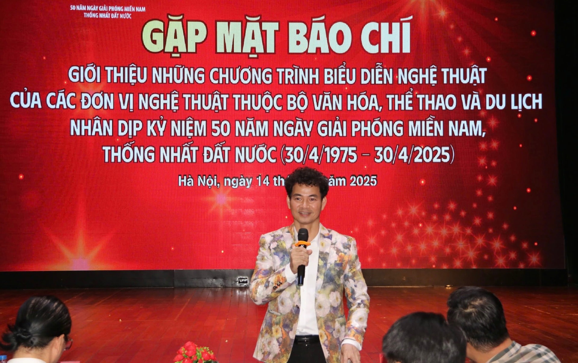 12 nhà hát tưng bừng biểu diễn mừng 50 năm đất nước thống nhất