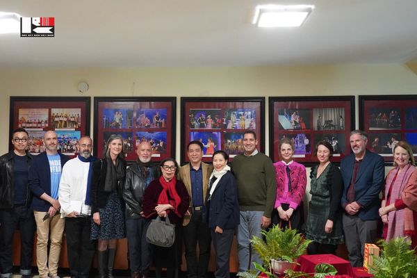 NHÀ HÁT KỊCH VIỆT NAM ĐÓN TIẾP ĐẠI SỨ QUÁN THỤY ĐIỂN, QUYỀN ĐẠI SỨ QUÁN ÚC, ĐẠI DIỆN ĐẠI SỨ QUÁN HOA KÌ VÀ GIÁM ĐỐC UNDP ĐẾN XEM VỞ KỊCH 