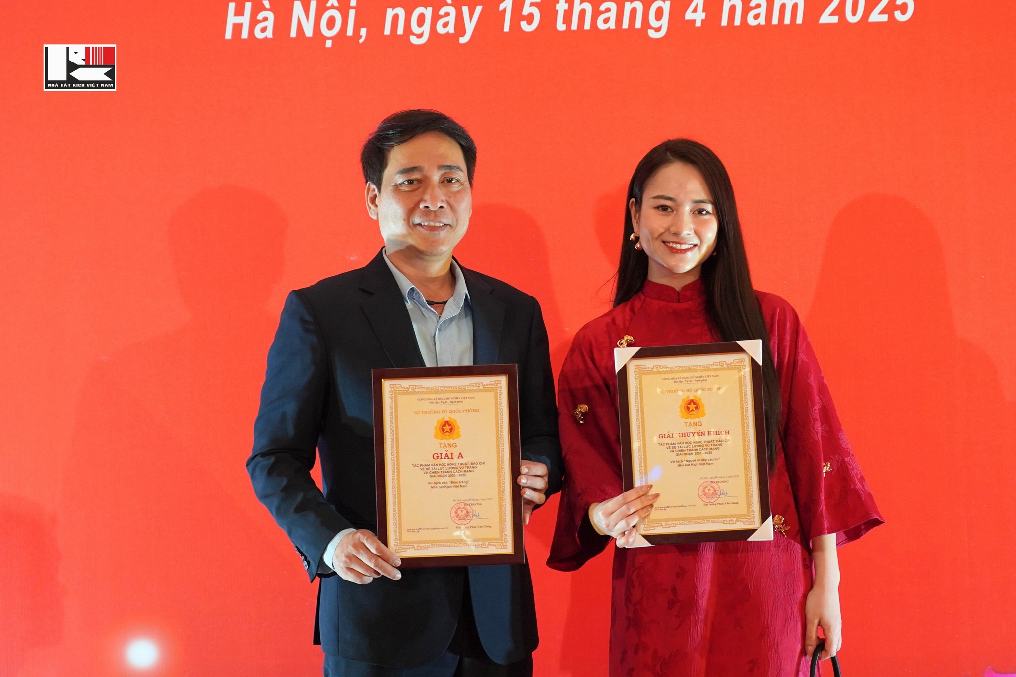 NHÀ HÁT KỊCH VIỆT NAM VINH DỰ NHẬN HAI GIẢI THƯỜNG TỪ BỘ QUỐC PHÒNG CHO TÁC PHẨM VỀ ĐỀ TÀI LỰC LƯỢNG VŨ TRANG CÁCH MẠNG