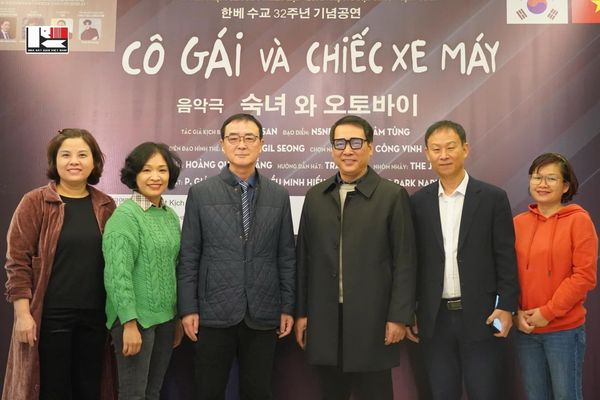 ĐÊM DIỄN VỞ KỊCH “CÔ GÁI VÀ CHIẾC XE MÁY” NHÂN DỊP KỶ NIỆM 32 NĂM THIẾT LẬP QUAN HỆ NGOẠI GIAO VIỆT NAM – HÀN QUỐC