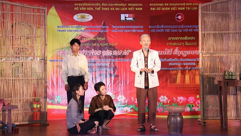 Chương trình giao lưu nghệ thuật ca ngợi Bác Hồ tại Lào