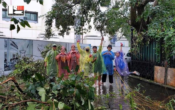 Chi đoàn thanh niên Nhà hát Kịch Việt Nam phối hợp cùng chính quyền phường Tràng Tiền khắc phục hậu quả do bão