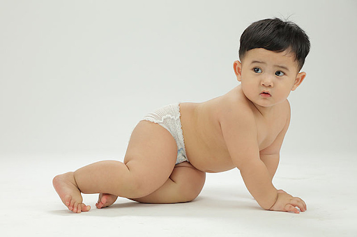 [LÝ GIẢI] Bé 4 tháng nên dùng bỉm dán hay bỉm quần?