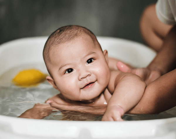 Các cha mẹ cần chú ý đến nhiệt độ nước và tần suất tắm cho bé