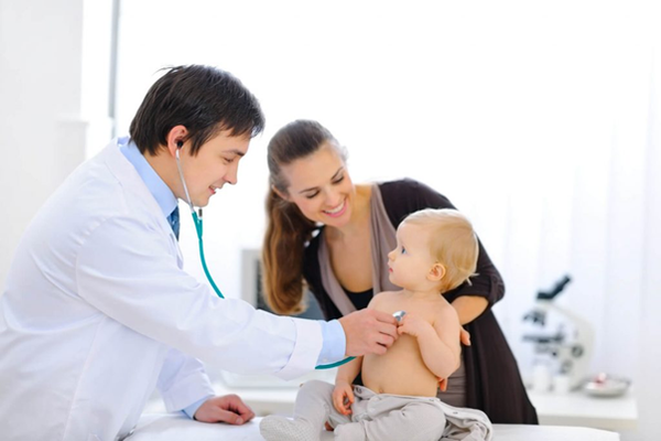 Khi nào cần đưa trẻ đến bác sĩ để trị hăm tã