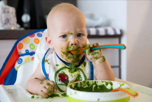 Trẻ cần được giám sát trong quá trình ăn để tránh ngộ độc, dị ứng hoặc sự cố xảy ra