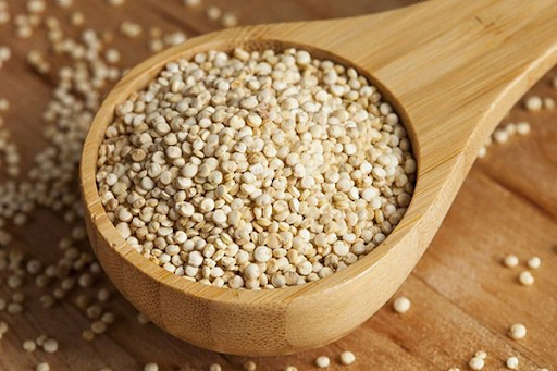 Hạt quinoa là một loại ngũ cốc giàu chất đạm và chất xơ