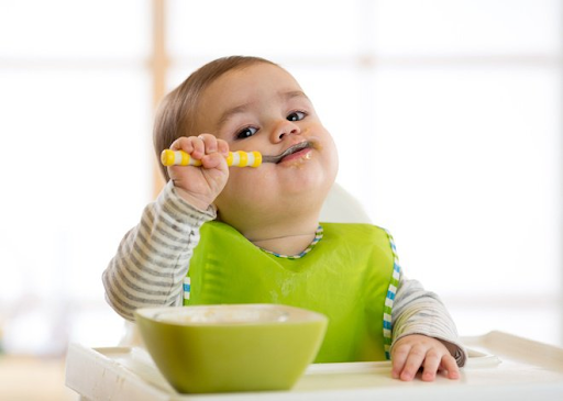 Bữa ăn sáng đóng vai trò rất quan trọng trong chế độ dinh dưỡng của trẻ nhỏ