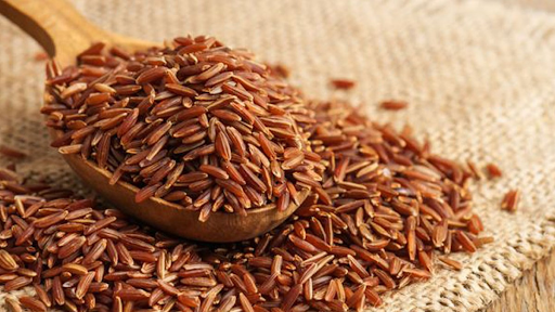 Hạt gạo lứt là một trong những loại hạt được khuyến khích để sử dụng trong chế độ ăn dặm cho bé