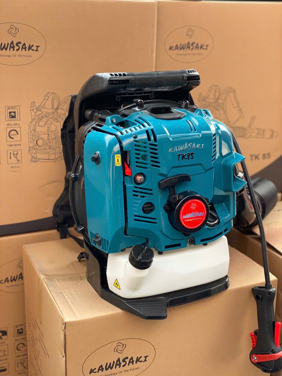 Hướng dẫn sử dụng đúng cách động cơ máy thổi lá 4 thì Kawasaki TK85