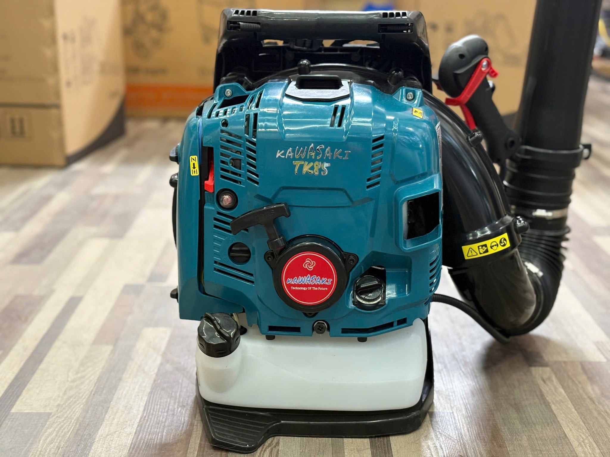 MÁY THỔI LÁ TK85 KAWASAKI – SỰ KẾT HỢP GIỮA CÔNG NGHỆ NHẬT BẢN VÀ QUY TRÌNH SẢN XUẤT HIỆN ĐẠI