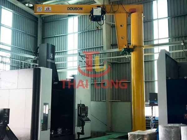 cầu trục quay 2 tấn tầm với 5m